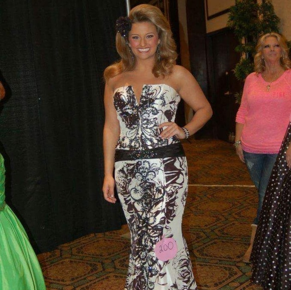 **Over 50% off today only** Cache Evening gown - Picture 3 of 4